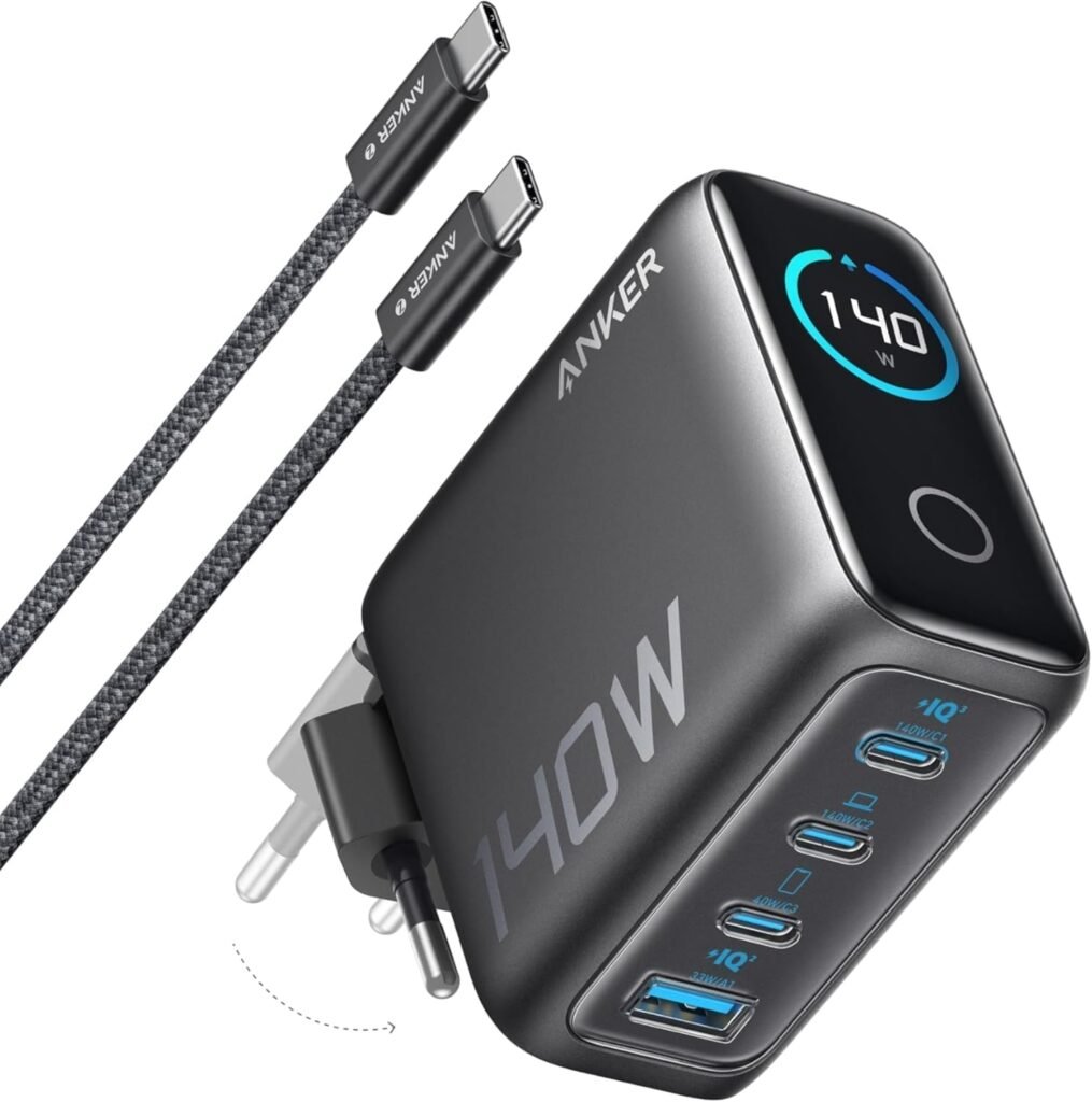 Mai Più Dispositivi Scarichi: Anker Zolo 140W, il Caricatore con Display che Cambia Tutto Caricatore Anker Zolo 140W con display digitale che mostra la potenza in tempo reale e quattro porte di ricarica, accompagnato da cavi USB-C intrecciati.