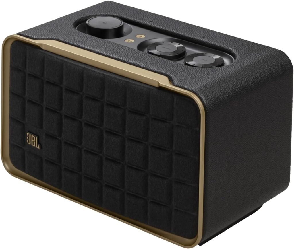 Speaker JBL Authentics 200 con design retrò in nero e finiture dorate, caratterizzato da griglia quadrettata frontale e controlli fisici sulla parte superiore per un'elegante fusione di stile vintage e tecnologia moderna.
