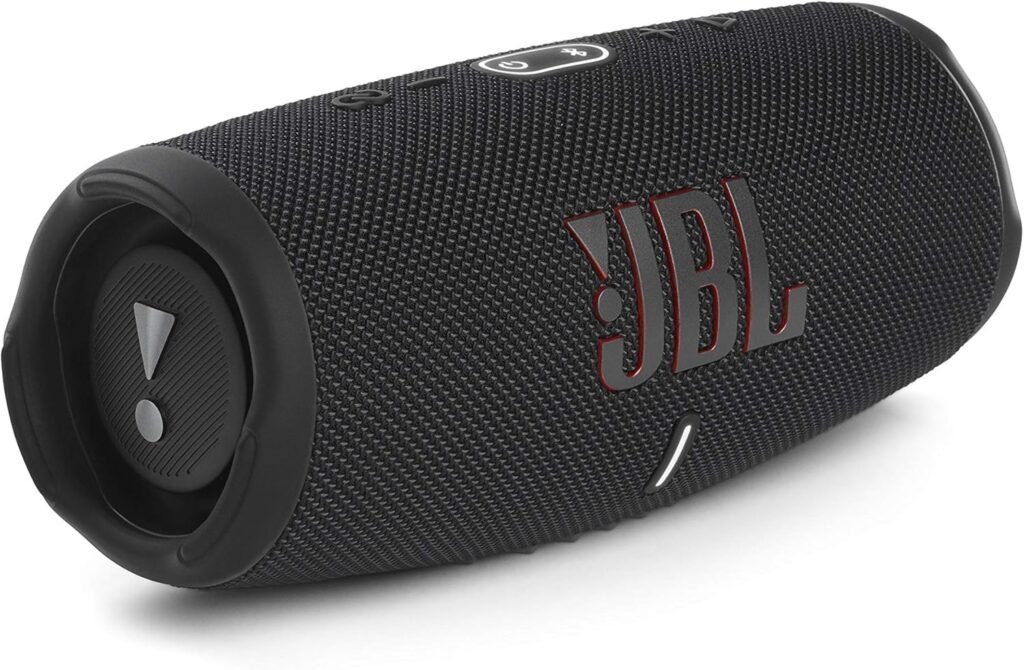 Speaker portatile JBL Charge 5 nero con caratteristico radiatore passivo visibile, logo JBL in rilievo con dettagli rossi e rivestimento in tessuto resistente, perfetto per un'esperienza audio potente in movimento.