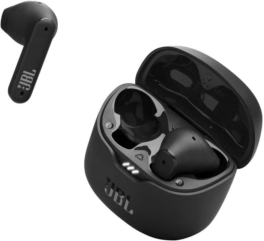 Custodia di ricarica JBL aperta con un auricolare inserito e l'altro mostrato separatamente, evidenziando il design ergonomico e il logo del brand.