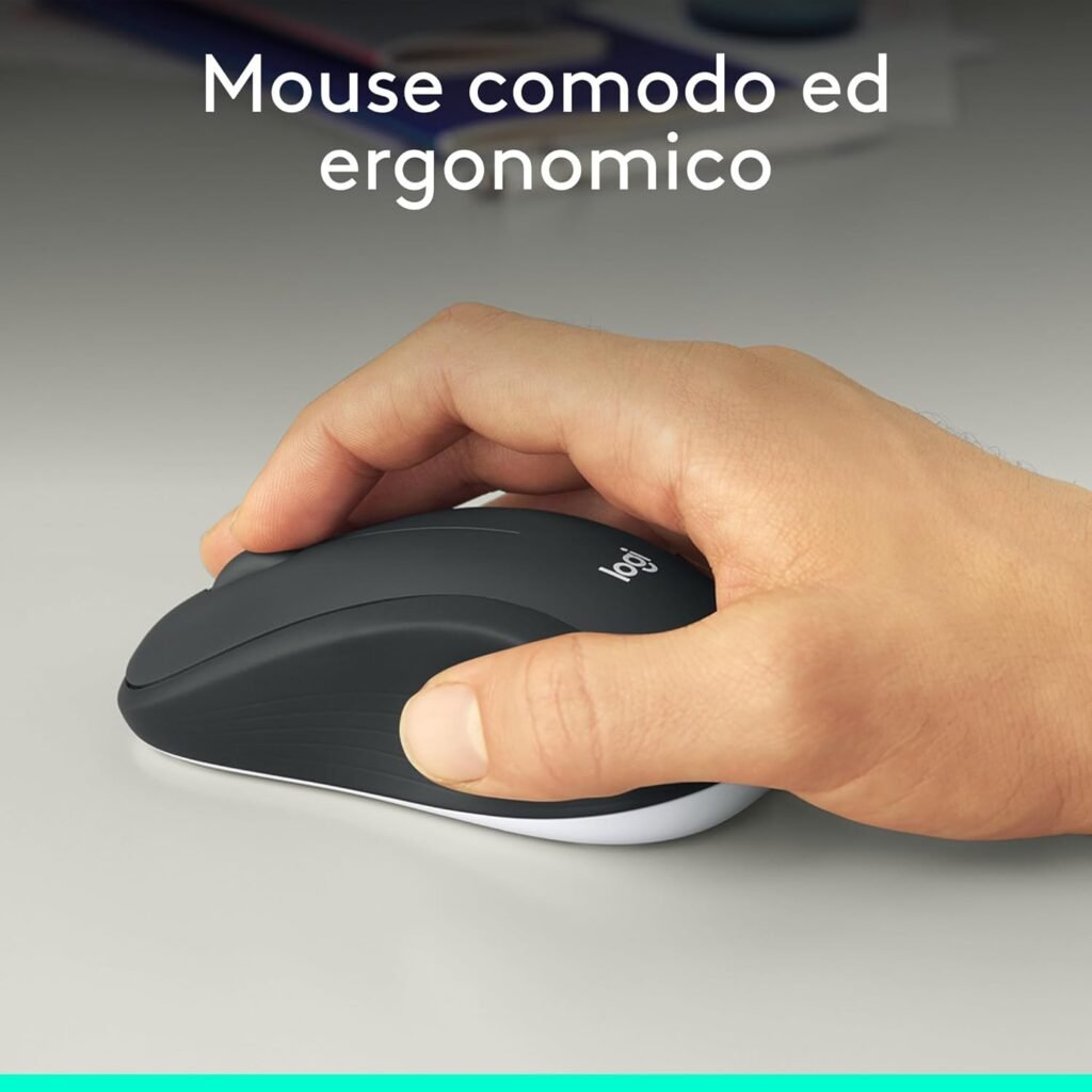 Logitech MK540: Combo Wireless Affidabile e Confortevole Questa immagine illustra perfettamente come il design sagomato del mouse Logitech si adatti naturalmente alla mano, offrendo un'impugnatura confortevole anche durante lunghe sessioni di utilizzo.