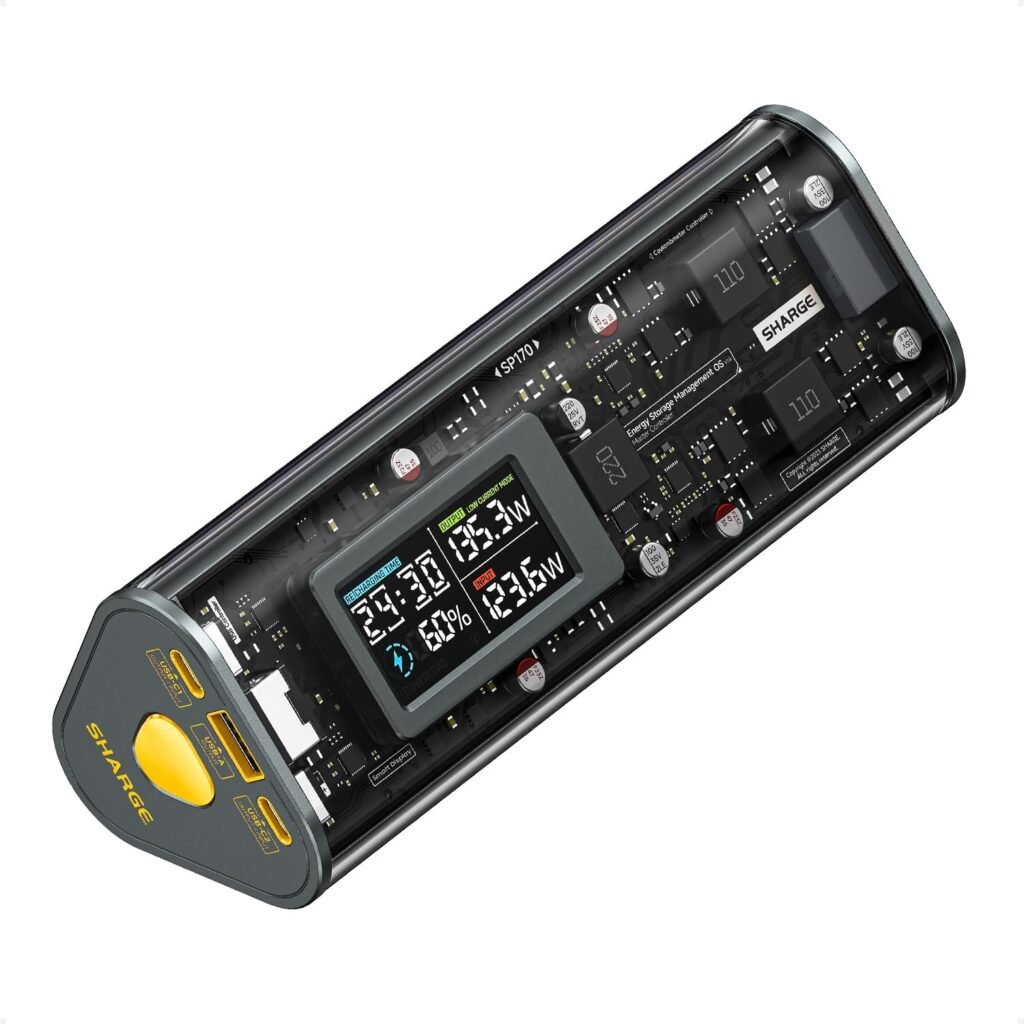 SHARGEEK 170: Il Power Bank Trasparente da 170W che Rivela la Potenza Nascosta Power bank trasparente SHARGEEK 170 con display digitale e circuiti visibili, mostrando la tecnologia interna e le porte di connessione con dettagli gialli.